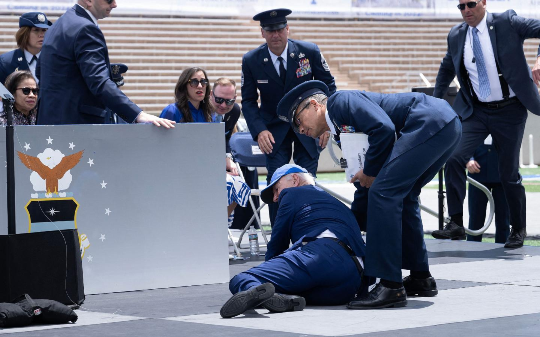 ¡AL SUELO! Joe Biden sufrió otra caída durante un evento de las Fuerzas Armadas (VIDEO)