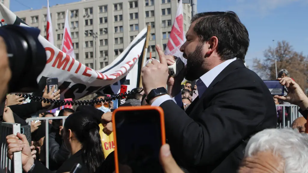 ¿CONTRA SÍ MISMO? Gabriel Boric se unió a protesta de ciudadanos frente al palacio presidencial