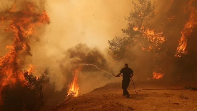 Grecia sigue afectada por un megaincendio que ya afectó un área más grande que Nueva York