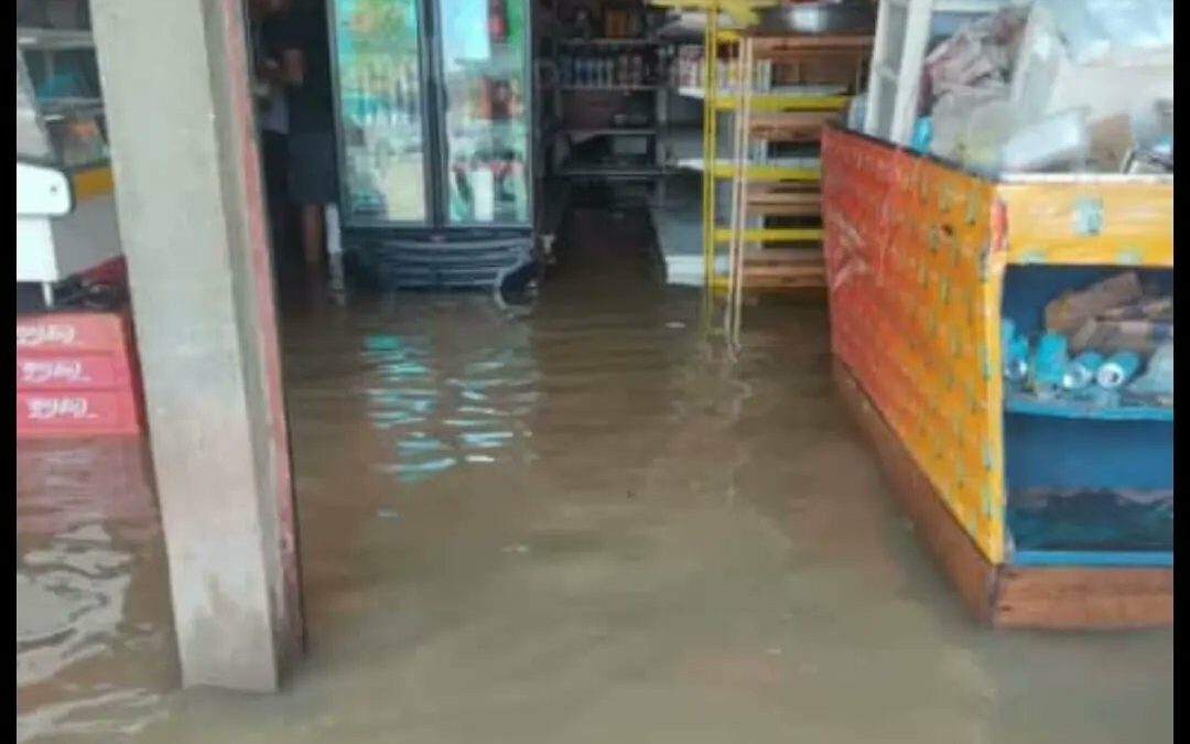 Casi 2.000 familias afectadas por desbordamiento del río Uairén en Bolivar