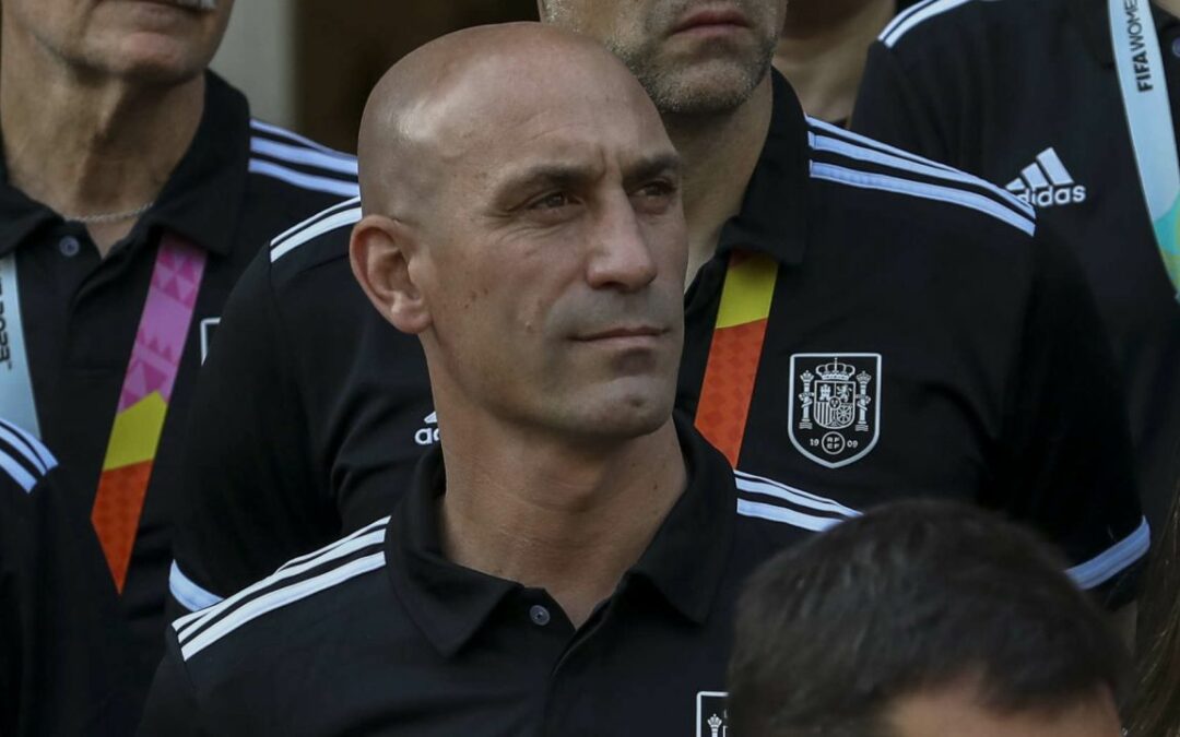 ¡NO AGUANTÓ! Luis Rubiales renunció por escándalo del beso a jugadora