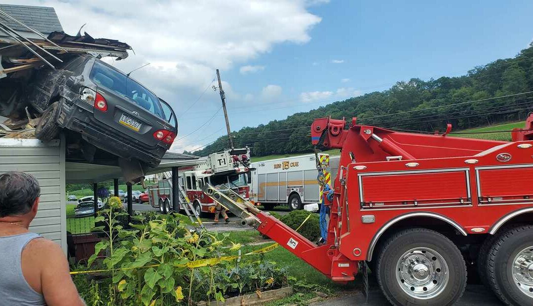 ¡DE PELÍCULA! Un auto salió volando y aterrizó en el segundo piso de una casa (FOTOS)