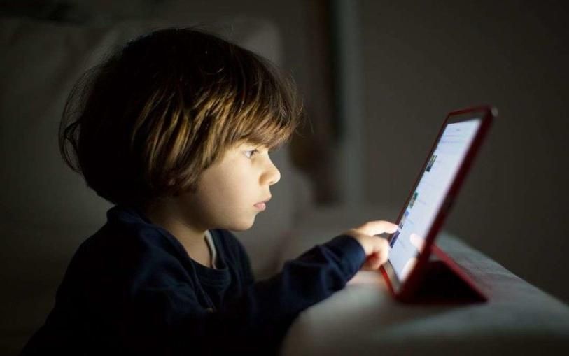 ¡ATENCIÓN! Por esta razón no es bueno que un niño pase tiempo frente a pantallas