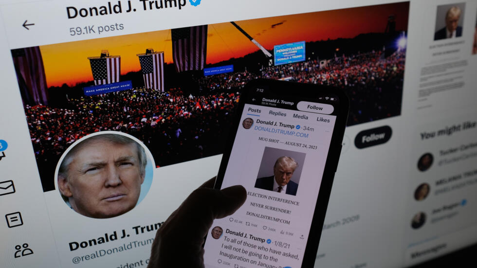 Trump volvió a Twitter con su foto de fichaje policial