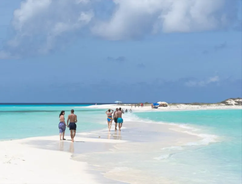 VOA: Las playas cristalinas de Venezuela disimulan la crisis del país