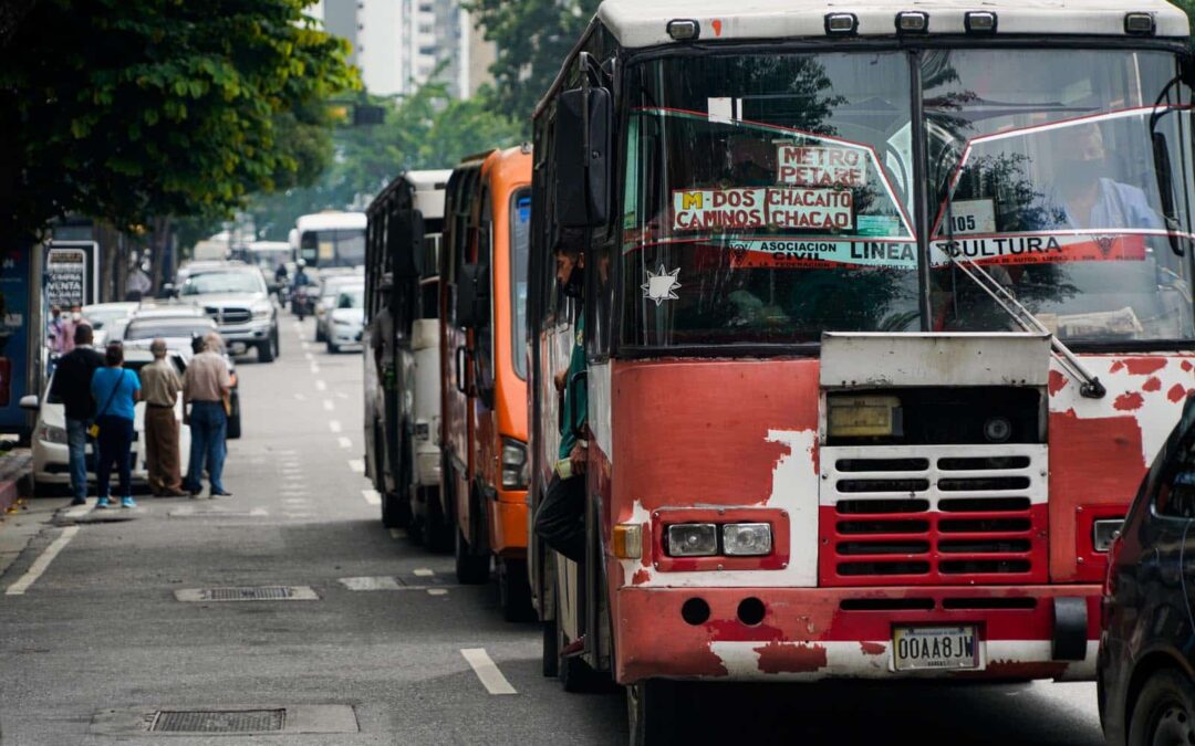 Gasolina y transporte están de terceros en presupuesto familiar venezolano, según Ecoanalítica