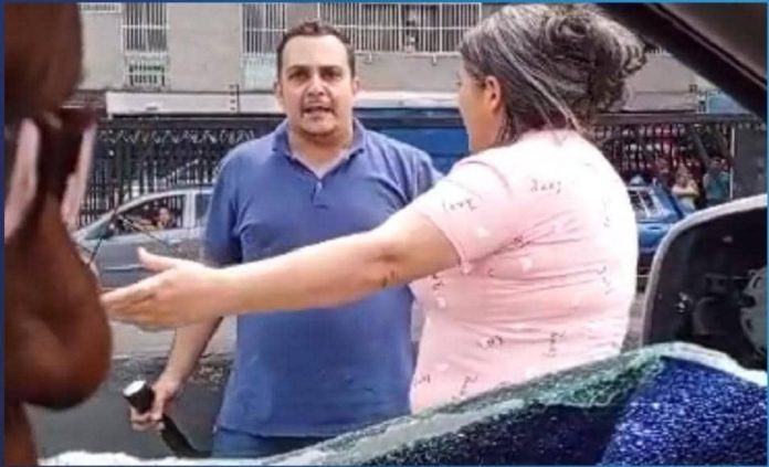 MP investigará a hombre del video viral que atacó a conductor en Caracas