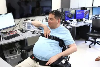 ¡HITO! Hombre cuadrapléjico recupera la movilidad gracias a un implante de microchips en el cerebro