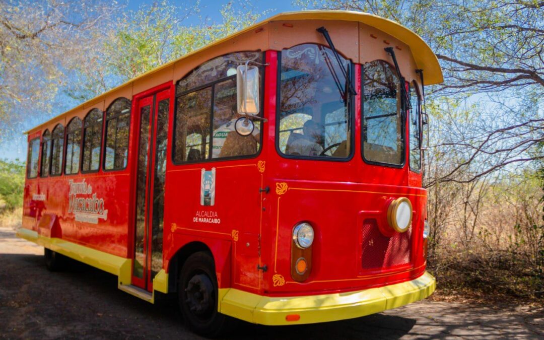 Ruta Patrimonial del Tranvía de Maracaibo visita al Buque Escuela Simón Bolívar