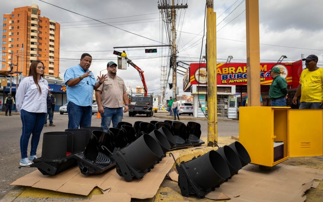 Alcaldía de Maracaibo instaló 35 nuevos semáforos con paneles solares en la calle Cecilio Acosta