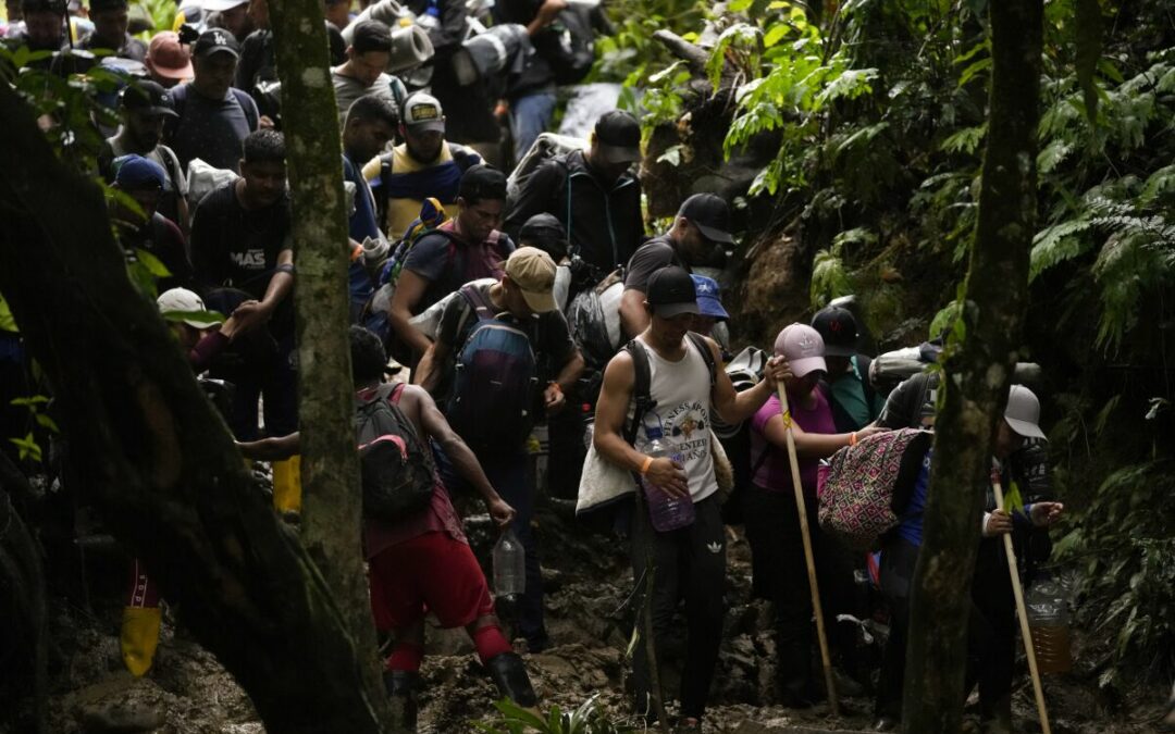 Venezolanos siguen transitando por la selva del Darién a pesar de los riesgos