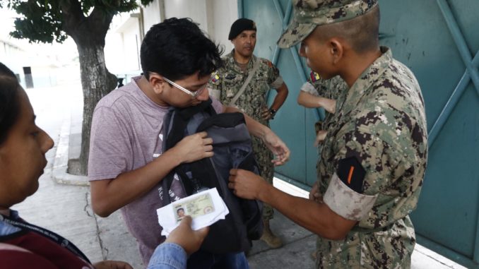 Al menos 430 detenidos durante periodo de votaciones en Ecuador