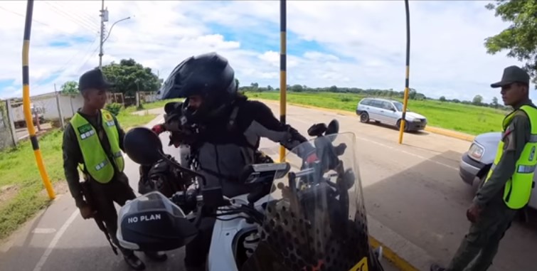 ¡Qué pena con la visita! Español que recorría Venezuela en moto cayó en alcabala donde le pidieron «2 litros de gasolina» (VIDEO)
