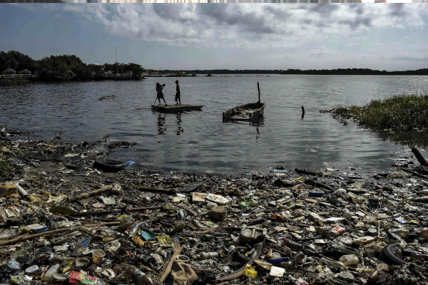 Sacan toneladas de plástico del Lago de Maracaibo pero sigue siendo insuficiente