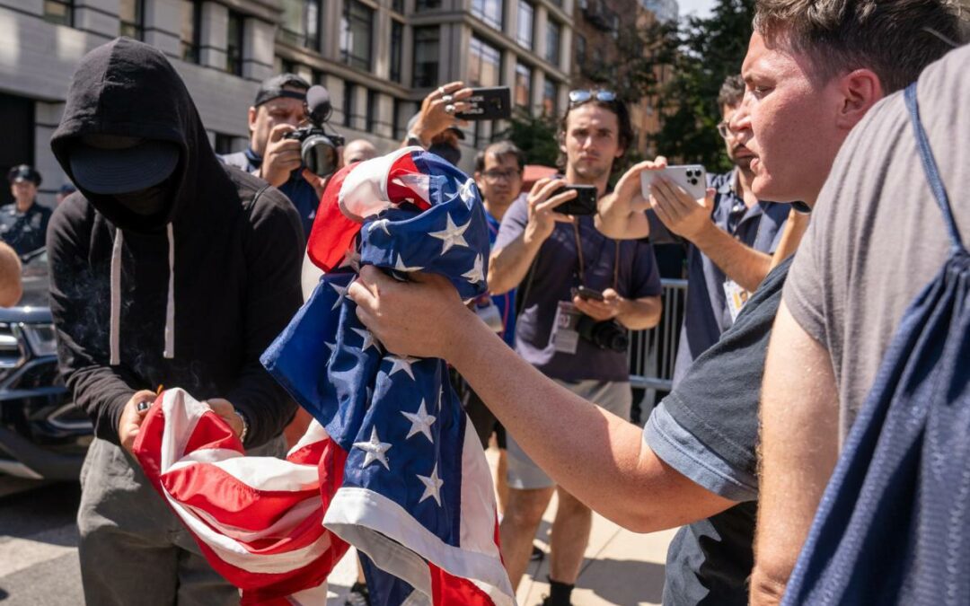 ¡HAY MUCHOS! Protestaron frente a la mansión del alcalde de Nueva York por la crisis migratoria