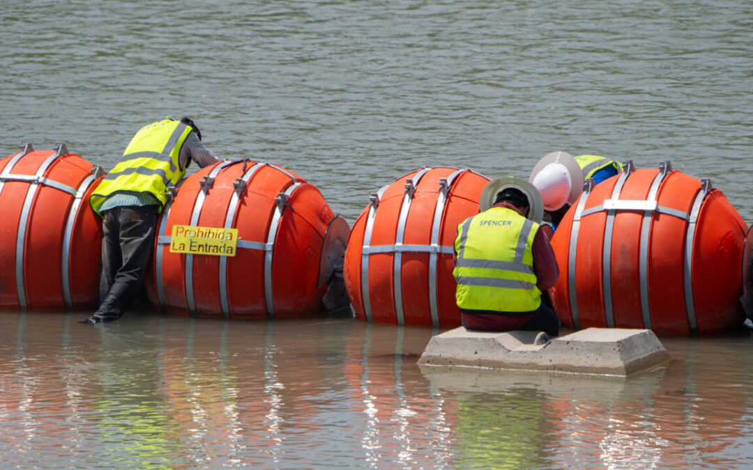 Tribunal de EE. UU. frena temporalmente orden de retirar boyas antimigrantes en Texas