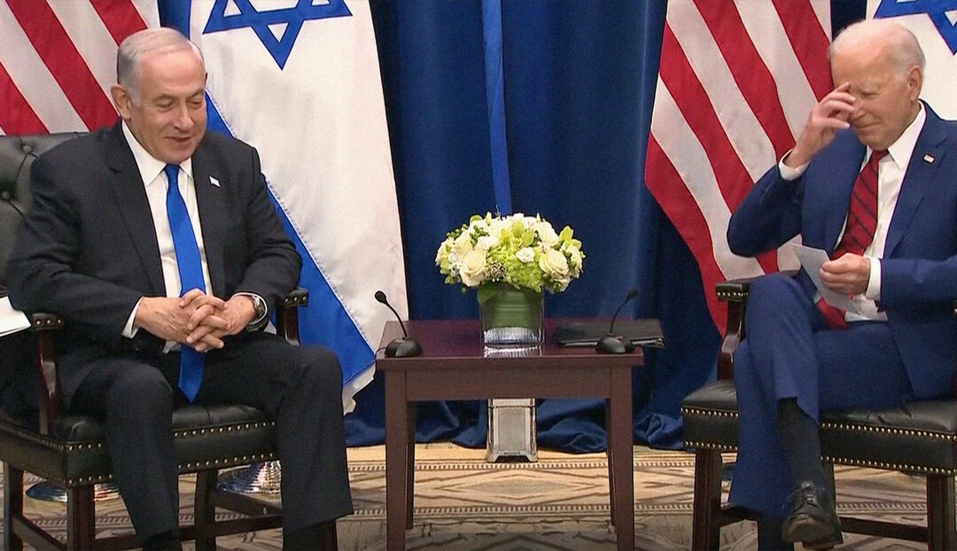 ¿POR QUÉ? Biden se santigua en su encuentro con el primer ministro israelí (VIDEO)