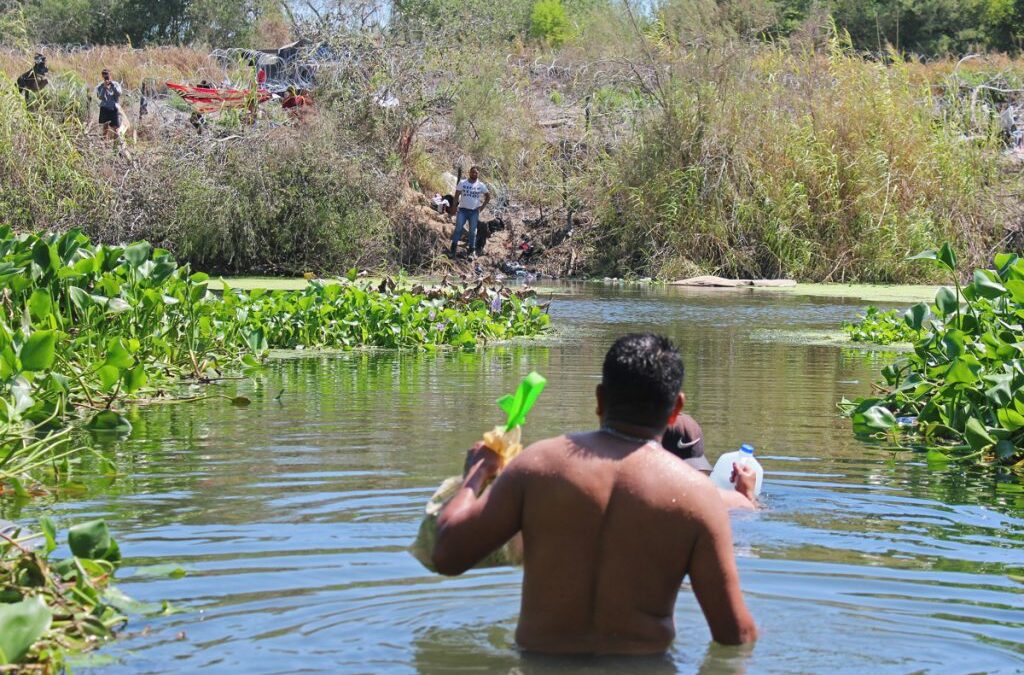 Migrantes venezolanos denuncian que guardias de EE.UU. los retienen a la intemperie y sin comida a metros del río Bravo