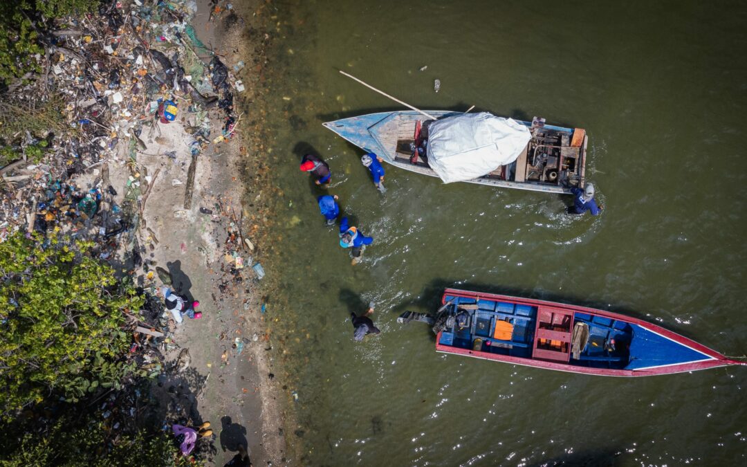 Al menos 28.000 toneladas de desechos se han retirado de las orillas del lago de Maracaibo