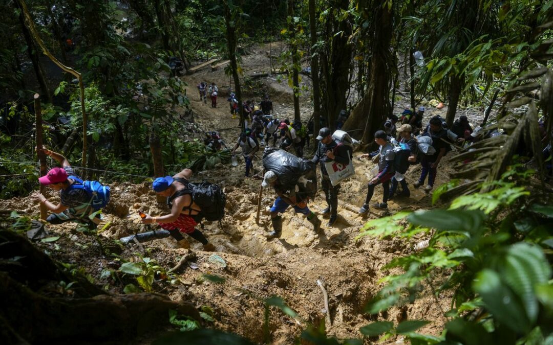 Salarios empobrecidos impulsan a policías venezolanos a cruzar por el Darién: El País