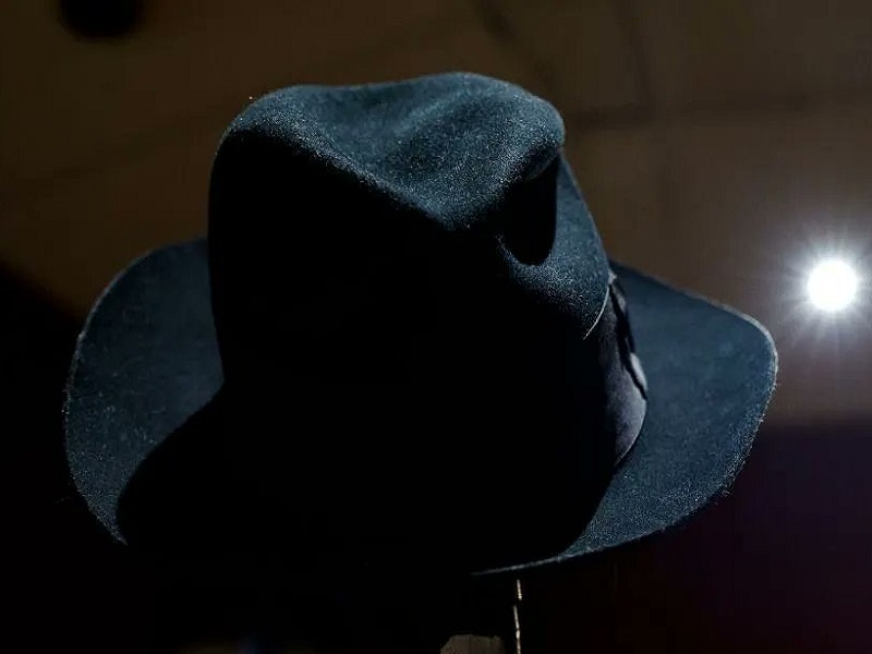 ¡VALIOSO! Venden sombrero de Michael Jackson por 82.000 dólares en París