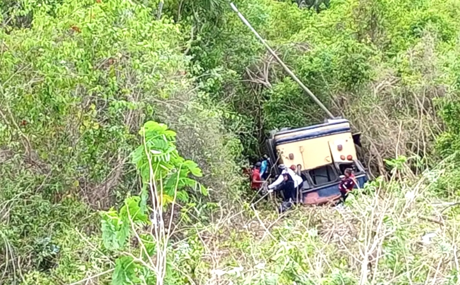 ¡TRAGEDIA! Cuatro muertos y 28 heridos tras caer autobús por un barranco en Puerto Cabello