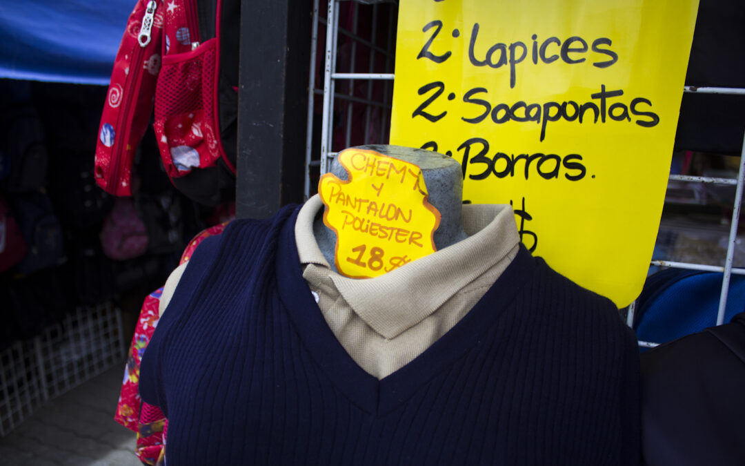 Padres y representantes hacen magia y sacrificios para comprar útiles y uniformes escolares