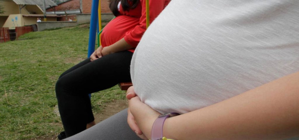 Reportan una «lenta reducción» en la tasa de embarazos en adolescentes