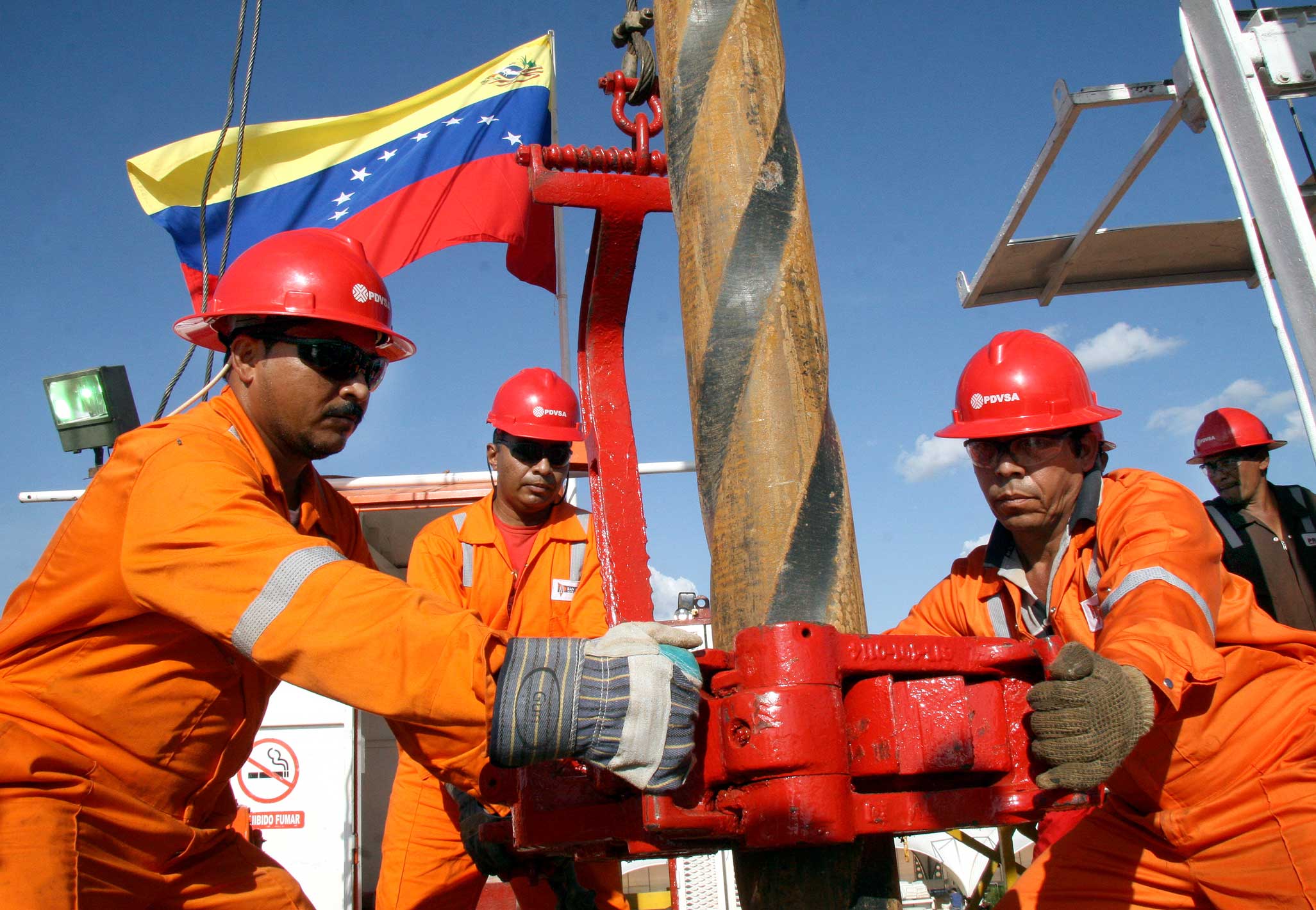 Trabajadores-de-PDVSA-en-la-perforacin-de-un-pozo-petrolero.-Cortesa