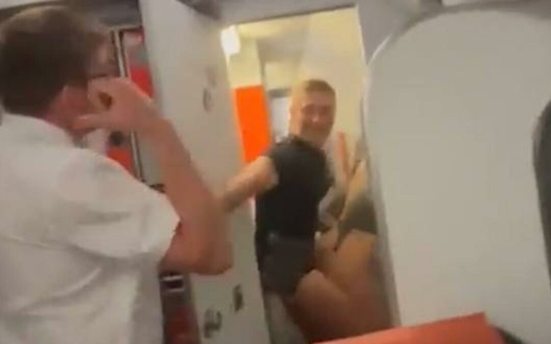 ¡PILLADOS! Detienen a una pareja tras tener sexo en el baño de un avión (VIDEO)