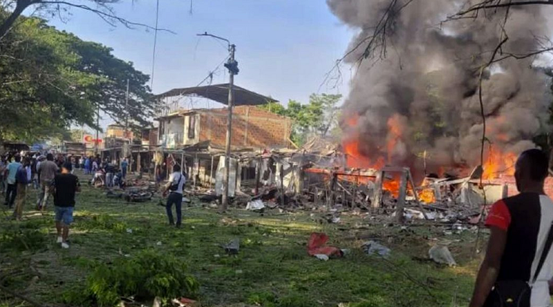 Ataque con carro bomba en estación oficial de Colombia dejó dos muertos