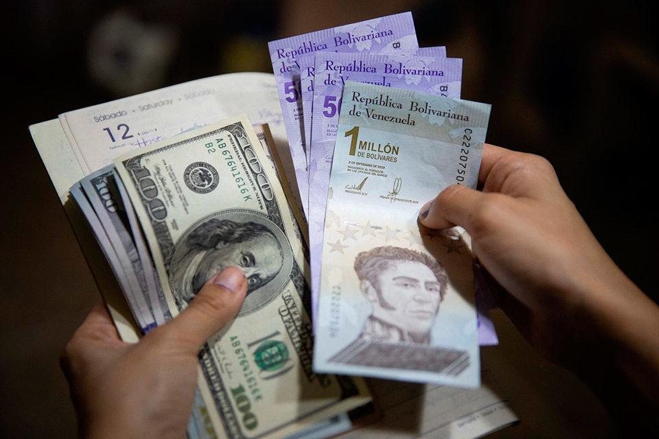 Poder adquisitivo del salario mínimo en Venezuela cayó 90% en año y medio
