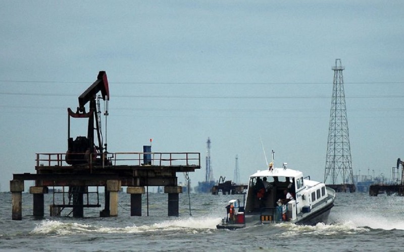 Habilitan embarcación para extraer crudo del Lago de Maracaibo