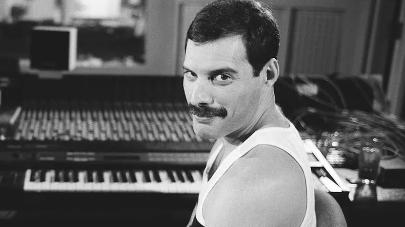 ¡INSÓLITO! Pagaron más de USD 50 millones por el peine para bigote de Freddie Mercury