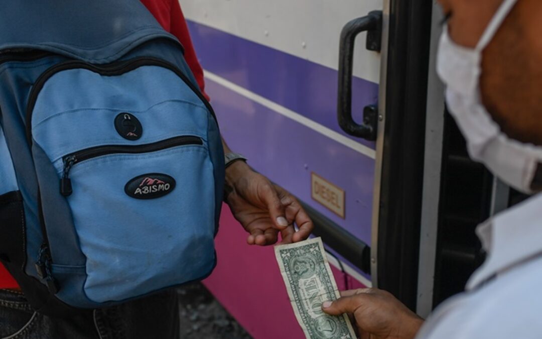 Transportistas piden indexar el pasaje al dólar