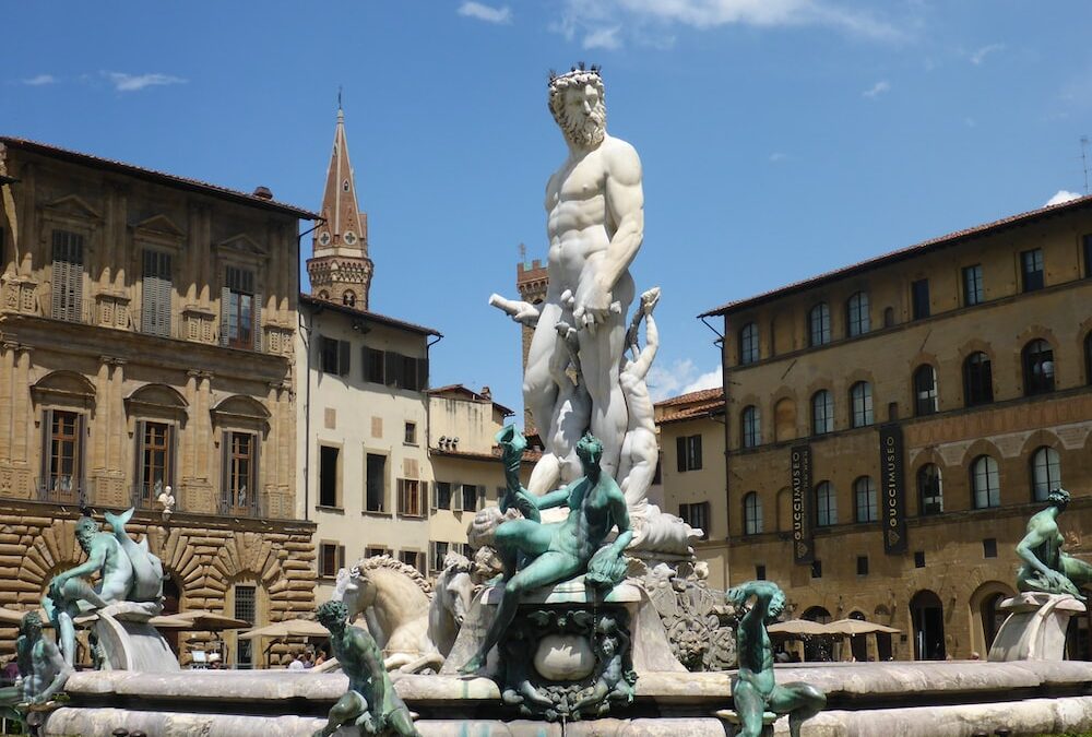 Turista deberá pagar 5.000 euros por daños a la estatua de Neptuno en Florencia para tomarse selfie