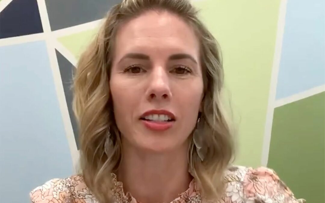 ¡INSÓLITO! Detuvieron por maltrato infantil a una ‘youtuber’ que daba consejos de crianza