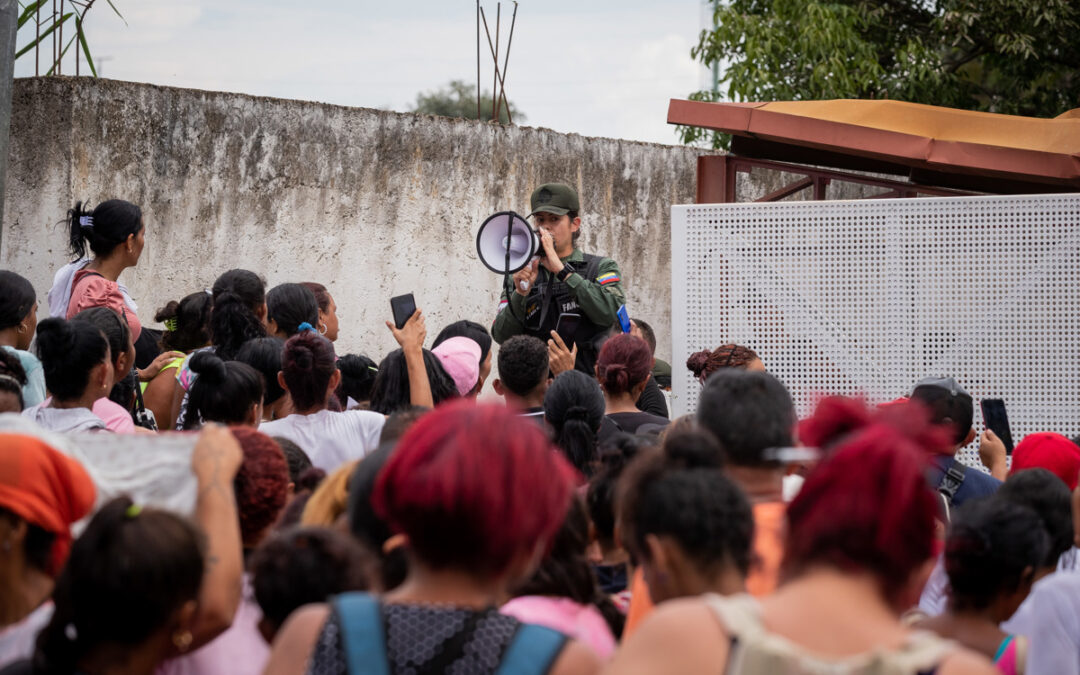 Un centenar de mujeres exigen saber a dónde trasladaron a reos de Tocuyito