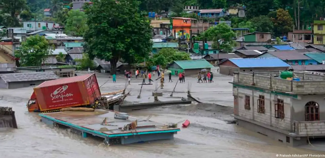 Unos 14 muertos y 120 desaparecidos en inundaciones en la India