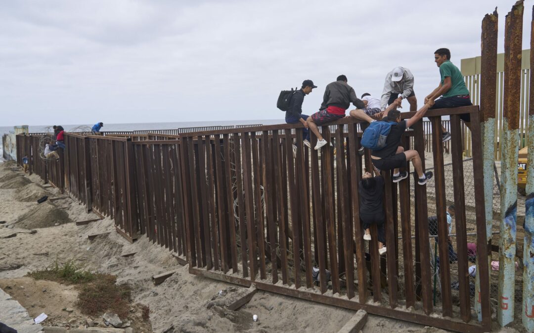 Estados Unidos reforzará muro fronterizo en áreas donde más cruzan migrantes