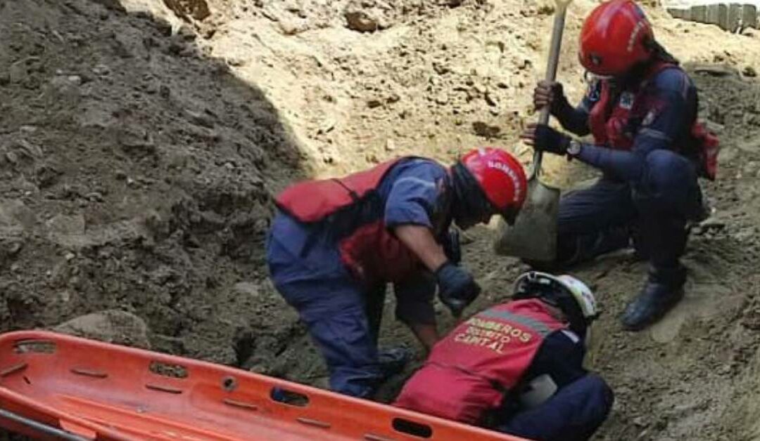 Al menos un muerto y 4 heridos deja deslizamiento de tierra en Caracas