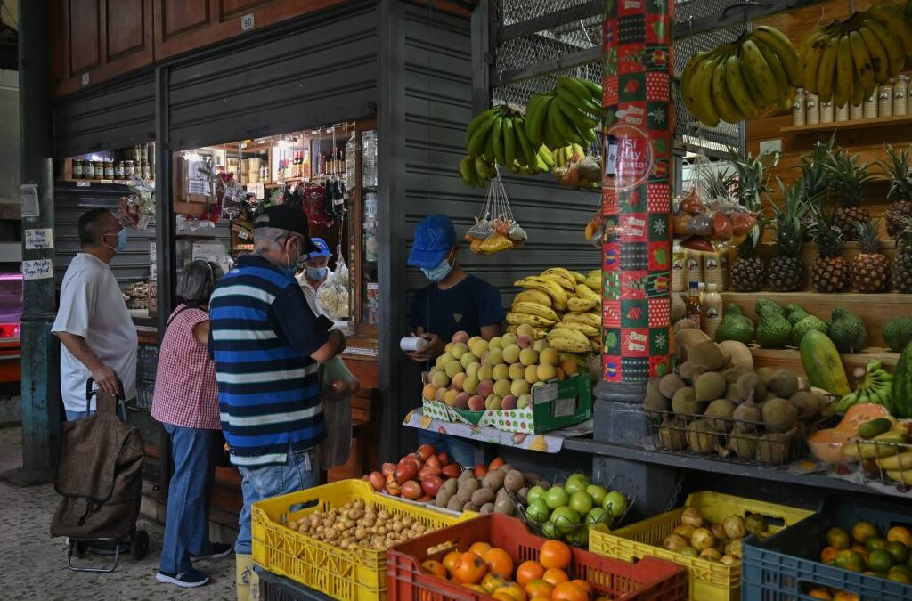 Hiperinflación, empobrecimiento e inestabilidad: El panorama económico que se vislumbra en Venezuela para finales de 2023