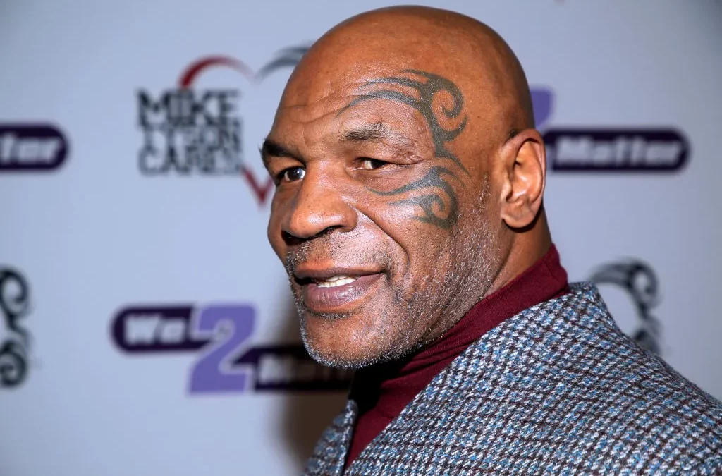 ¡UN DURO! Mike Tyson lució, sin camisa, su físico de 57 años (FOTO)
