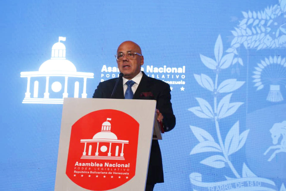 Jorge Rodríguez entregó pruebas del supuesto «fraude» en las primarias a diplomáticos