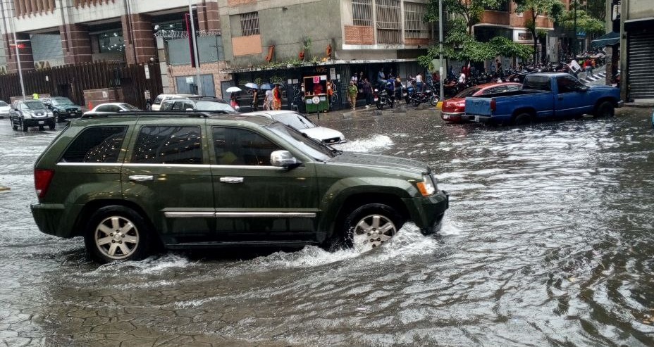 Paso de la tormenta tropical Philippe generó inundaciones en Caracas