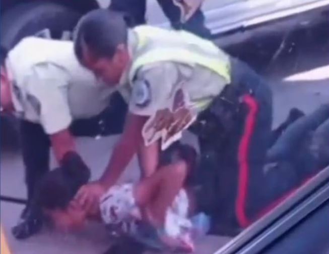 ¡VIRAL! Polibarutas sometieron a una vendedora de chucherías para arrestarla (VIDEO)