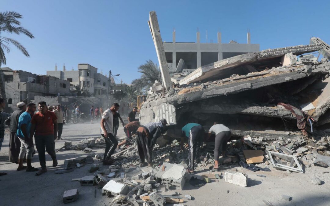 Israel ataca más de cien objetivos de Hamás en Gaza y mata a uno de sus cargos medios