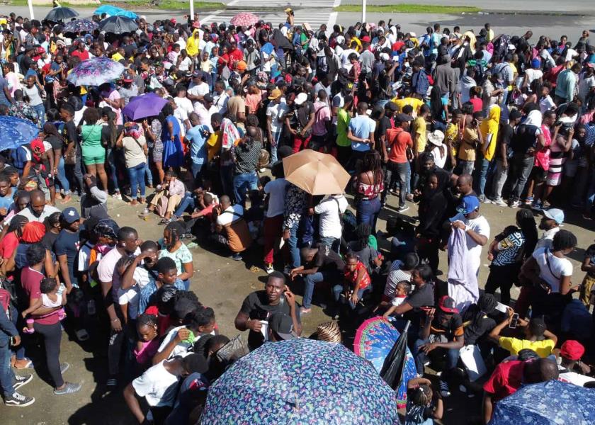 ¡EN CAOS! Así está la frontera mexicana por llegada de miles de migrantes desde Guatemala