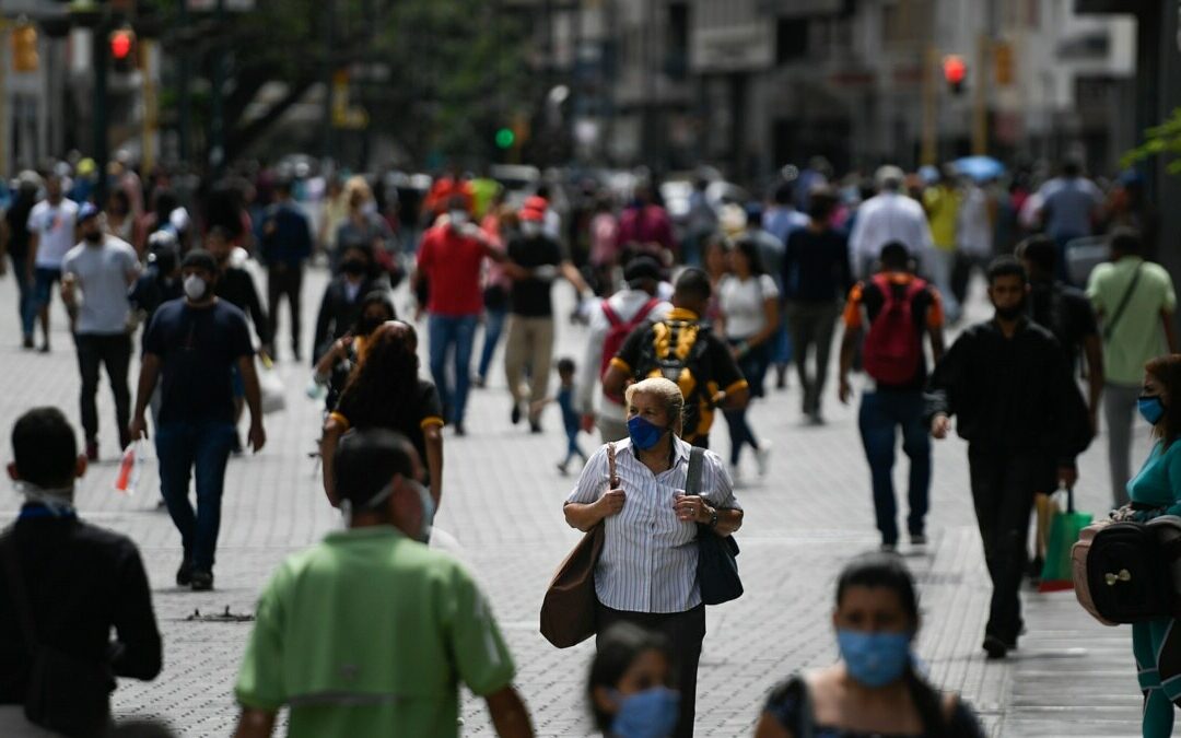 Diálogo, levantamiento de sanciones y excarcelación de presos políticos: ¿Qué dicen en la calle los venezolanos?
