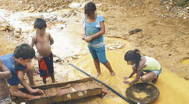Niños y adolescentes abandonan los estudios para dedicarse a la minería en Bolívar
